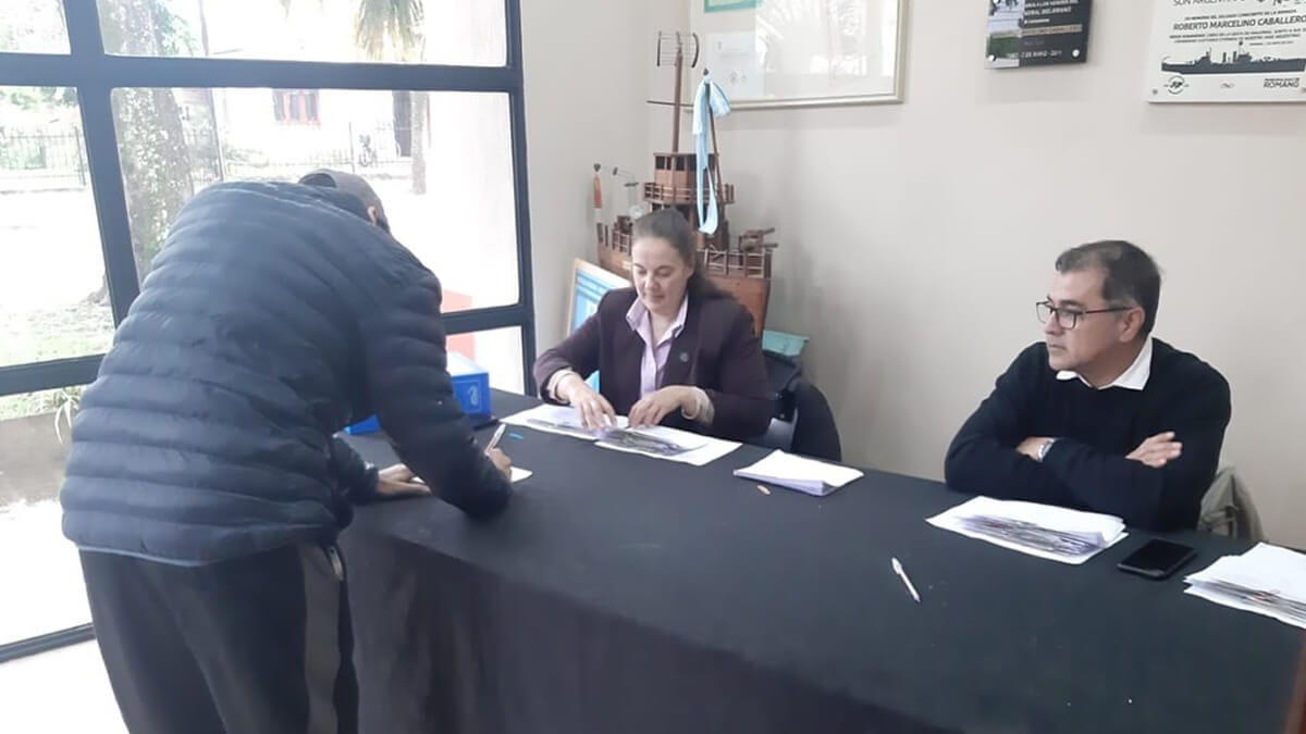 Entrega de aportes del Programa Municipal de Becas en Romang