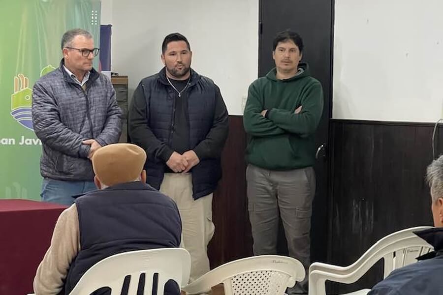 Autoridades municipales y del INTA presentando el crédito para productores