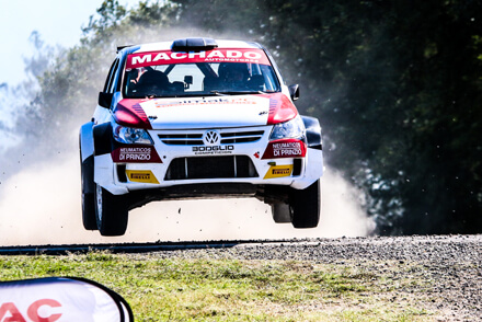 Auto de rally recorriendo los tramos de la edición 2023 del Rally del Jaaukanigás