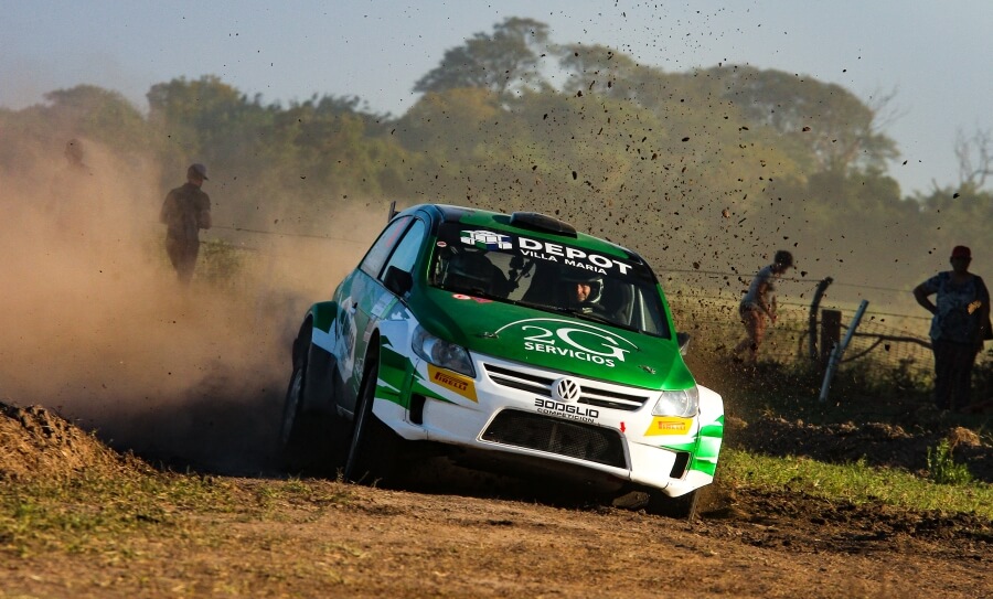 Auto de rally recorriendo los tramos de la edición 2023 del Rally del Jaaukanigás