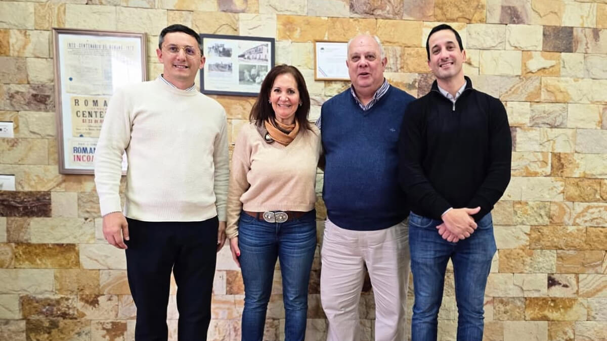 El intendente Sergio Ramseyer junto a la secretaria de Turismo Marcela Aeberhard y funcionarios en encuentro por el desarrollo turístico de Romang