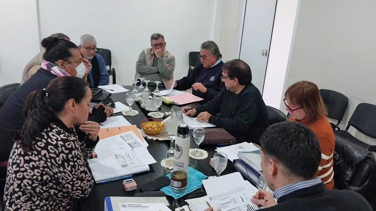 Representantes de la Cooperativa de Servicios Públicos de Romang reunidos con concejales del Concejo local