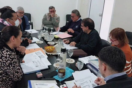 Representantes de la Cooperativa de Servicios Públicos de Romang reunidos con concejales del Concejo local