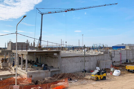Construcción de planta potabilizadora de un acueducto en el norte santafesino, con cañerías, estructuras de hormigón y personal trabajando