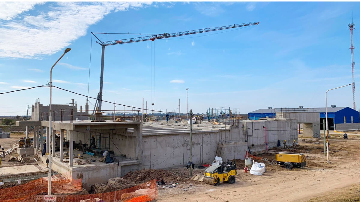 Construcción de planta potabilizadora de un acueducto en el norte santafesino, con cañerías, estructuras de hormigón y personal trabajando