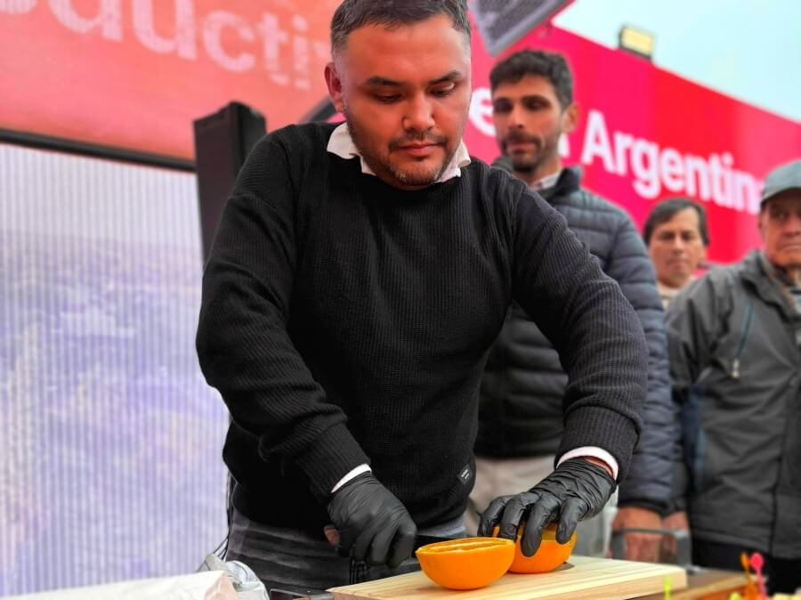 Promoción de productos de Malabrigo en la Expo Rural de Palermo 2025, con visitantes degustando naranjas, miel y quesos artesanales del norte santafesino.