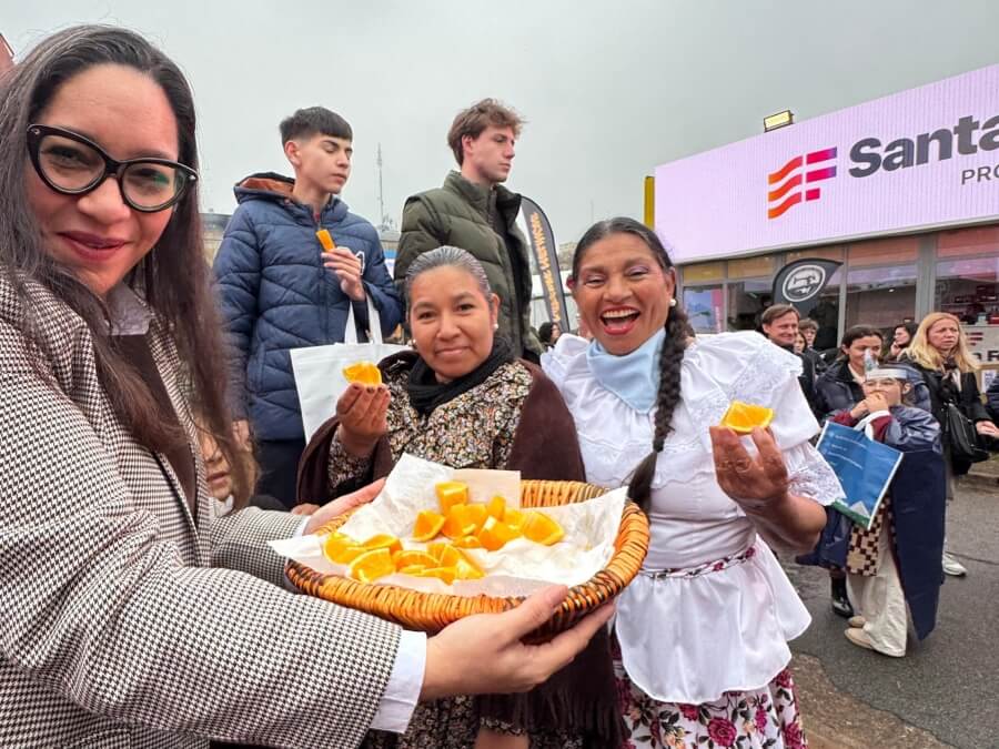 Promoción de productos de Malabrigo en la Expo Rural de Palermo 2025, con visitantes degustando naranjas, miel y quesos artesanales del norte santafesino.