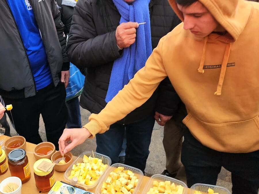 Promoción de productos de Malabrigo en la Expo Rural de Palermo 2025, con visitantes degustando naranjas, miel y quesos artesanales del norte santafesino.
