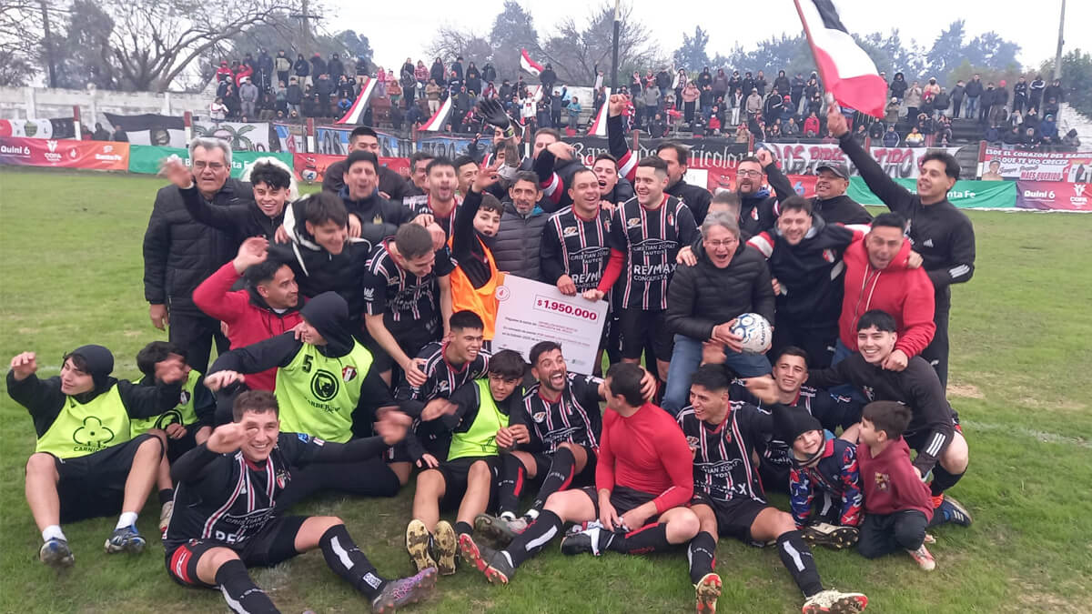 Plantel de Atlético y Tiro festejando el triunfo y la clasificación a cuartos de final de la Copa Santa Fe