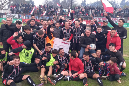 Plantel de Atlético y Tiro festejando el triunfo y la clasificación a cuartos de final de la Copa Santa Fe
