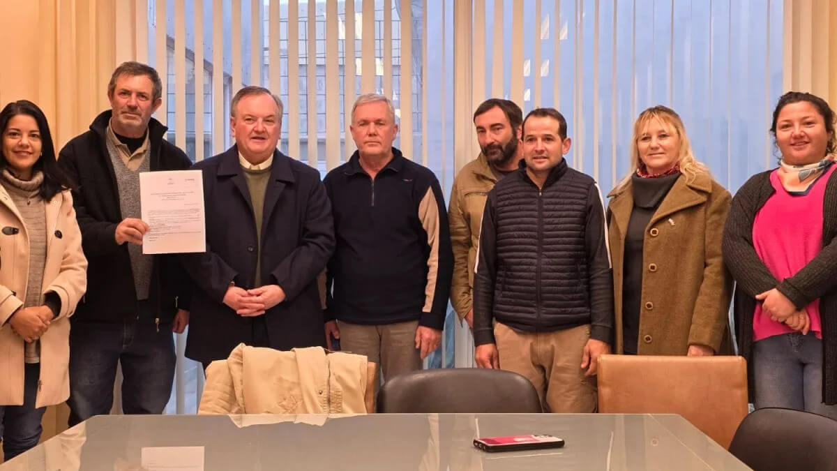 Senador Felipe Michlig entrega certificado de elegibilidad a la Cooperativa Santa Rosa de San Guillermo para crédito de $700 millones