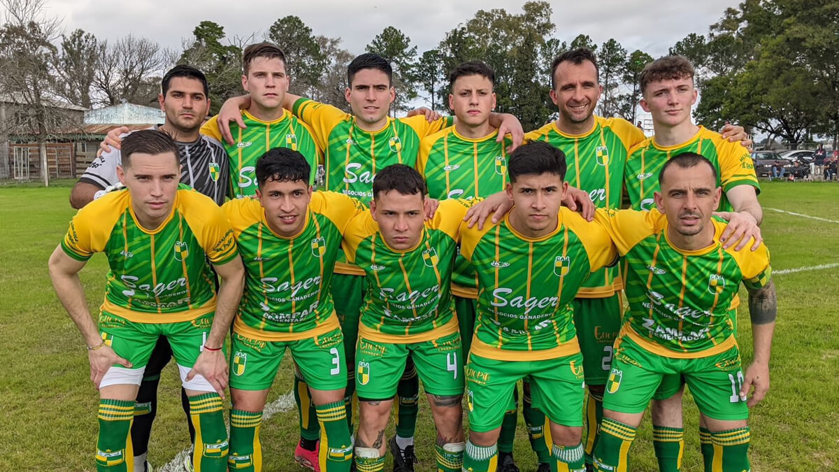 El plantel de Juventud festeja el empate frente a Reconquista CF en cancha de Banco Nación
