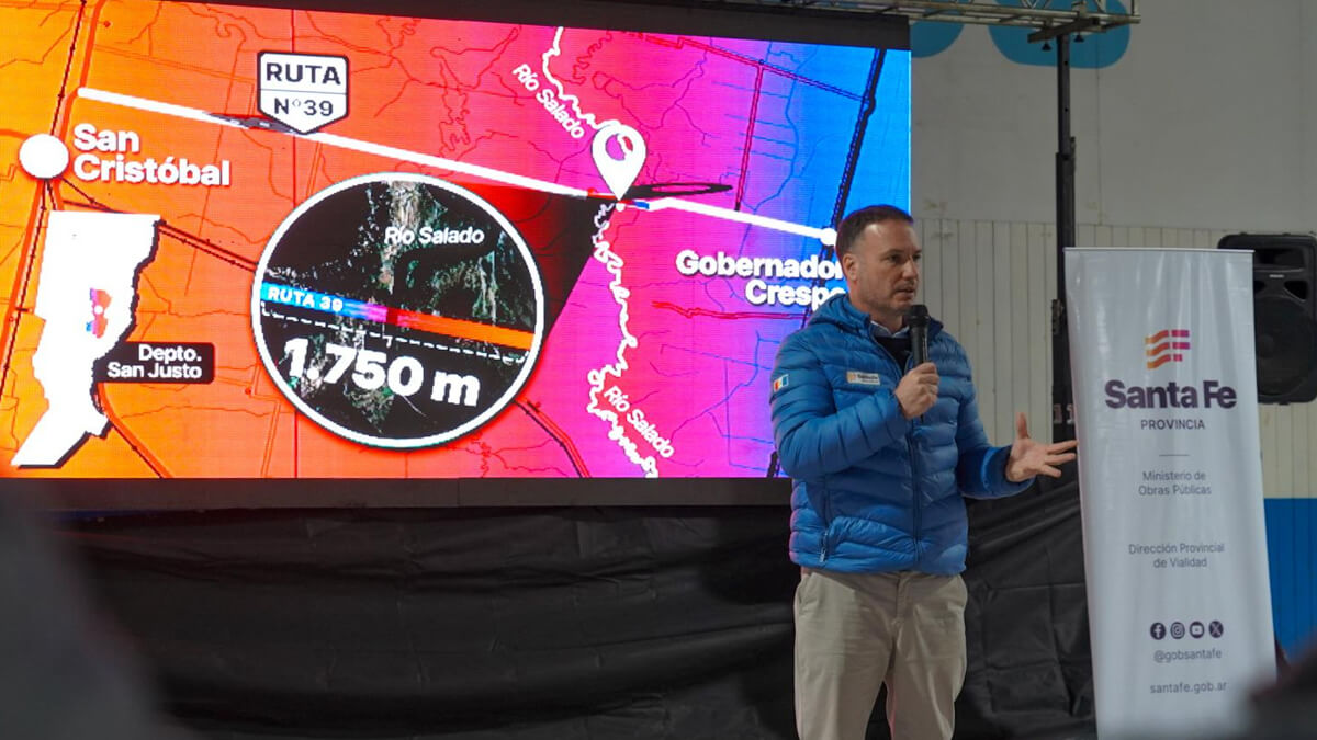 El ministro Lisandro Enrico en la apertura de sobres de la licitación de obras en el puente sobre el río Salado