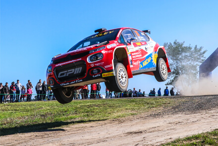 Auto de rally atravesando un tramo de tierra en plena competencia en el norte santafesino