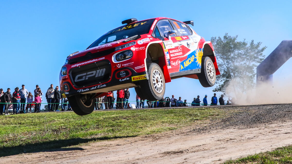 Auto de rally atravesando un tramo de tierra en plena competencia en el norte santafesino