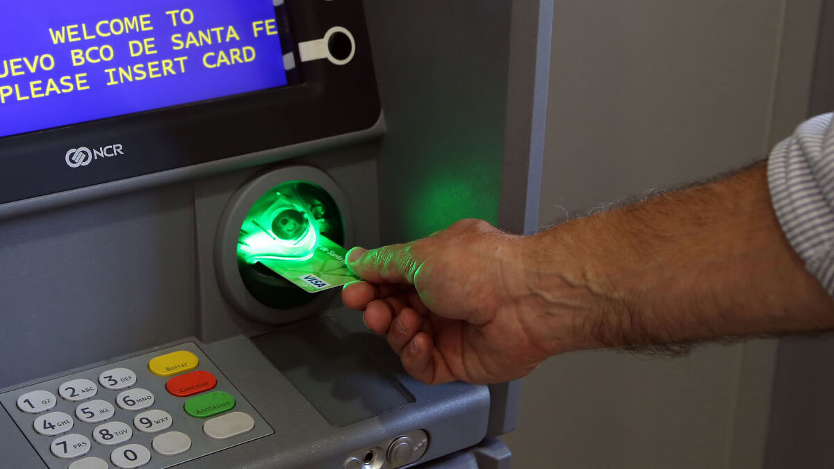 Persona en cajero bancario