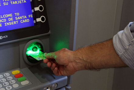 Persona en cajero bancario