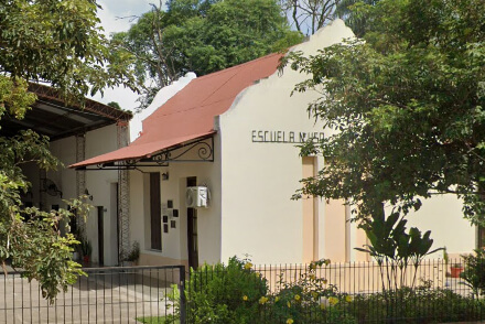 Fachada de la Escuela Primaria 450 en Flor de Oro, beneficiada con fondos para compra de cocina