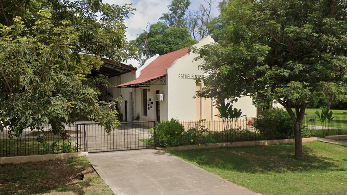 Fachada de la Escuela Primaria 450 en Flor de Oro, beneficiada con fondos para compra de cocina