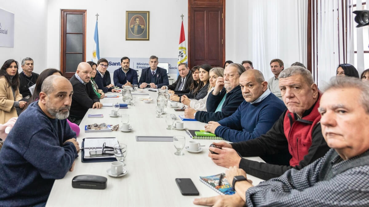 Encuentro paritario entre funcionarios del gobierno provincial y representantes de los gremios docentes