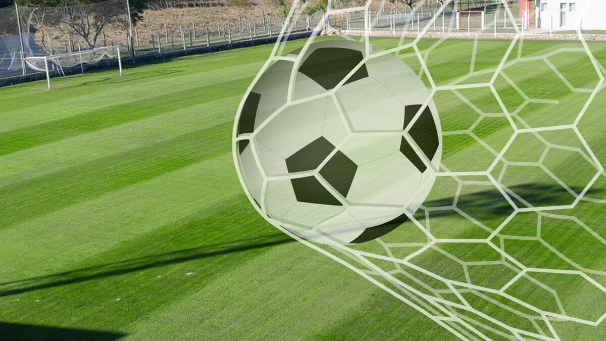Pelota en la red con fondo de cancha de la Liga Reconquistense