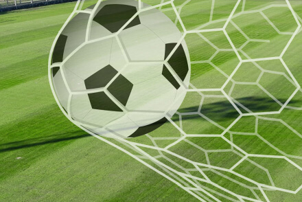 Pelota en la red con fondo de cancha de la Liga Reconquistense