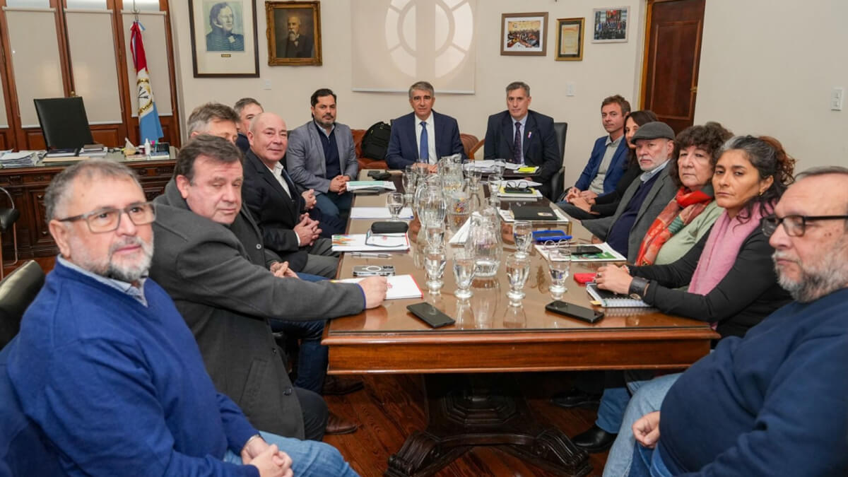 Encuentro paritario entre funcionarios del gobierno provincial y representantes de los gremios estatales