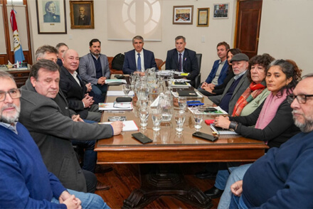 Encuentro paritario entre funcionarios del gobierno provincial y representantes de los gremios estatales