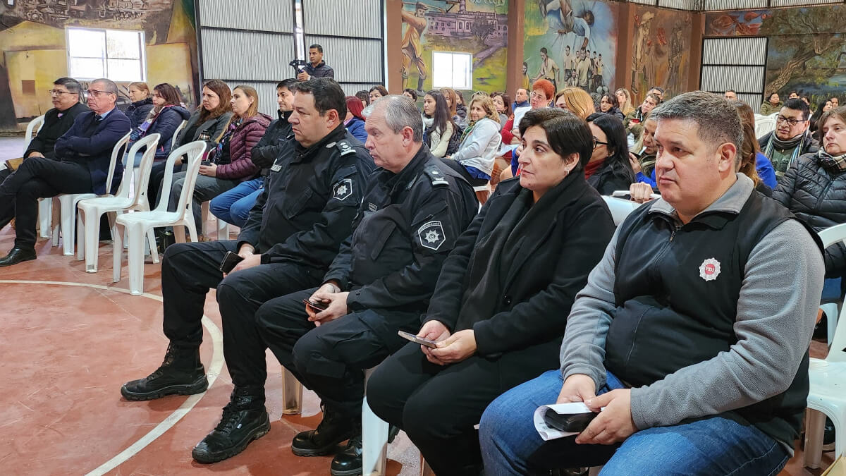 Funcionarios y equipo local de género en el taller informativo sobre violencia de género en Villa Guillermina