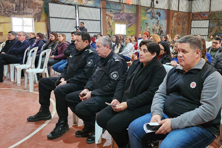 Funcionarios y equipo local de género en el taller informativo sobre violencia de género en Villa Guillermina