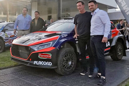 Largada simbólica del Rally del Jaaukanigás 2025 con autoridades y público