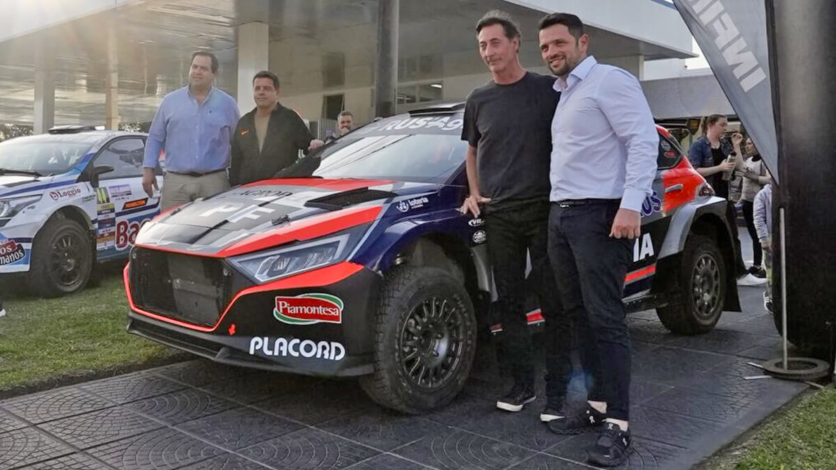 Intendente Gonzalo Braidot y Enrique Vallejos junto a pilotos y autos del Rally del Jaaukanigás