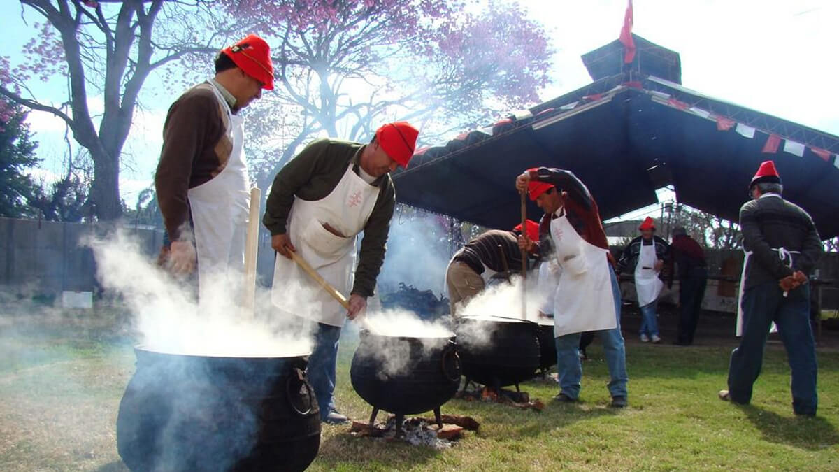 Cocción del tradicional chucrut en la Fiesta Provincial Suiza de Romang
