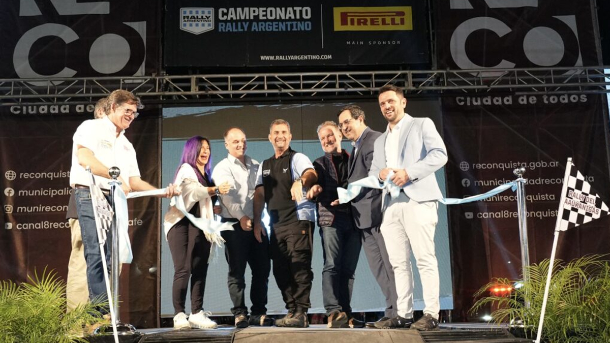 Largada simbólica del Rally del Jaaukanigás 2025 con autoridades y público