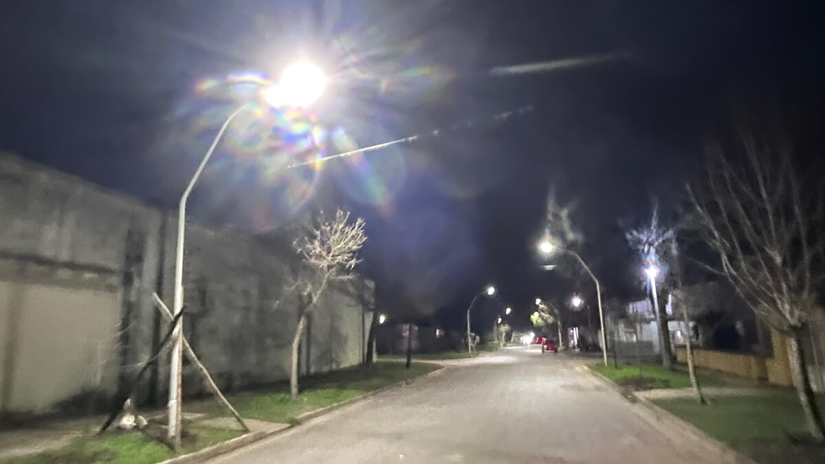 Modernas luminarias LED ya instaladas y funcionando en calle 25 de Mayo de Romang