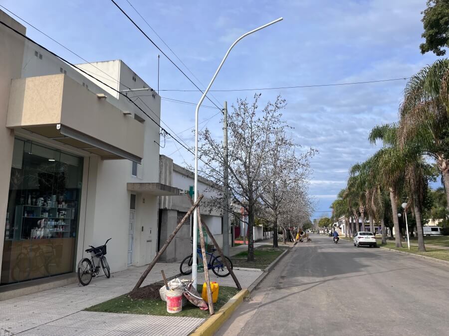 La renovación a moderna luminarias led avanza en calle 25 de Mayo de Romang