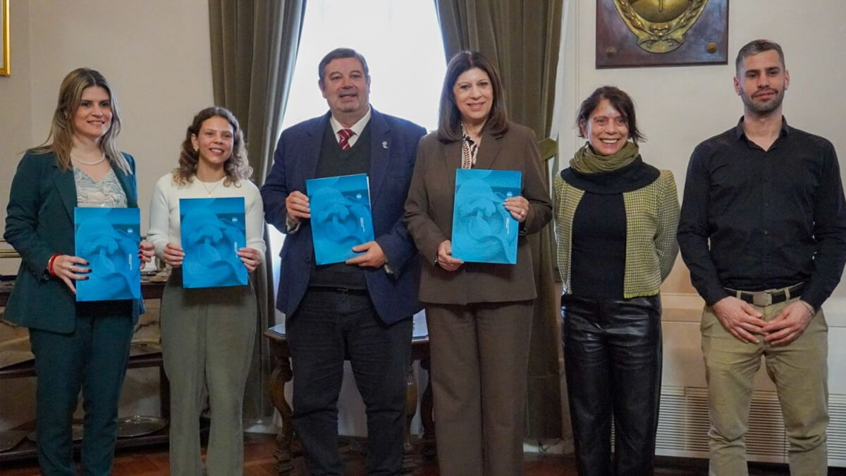 Diputada Charo Mancini junto a directivos de la UNL durante la firma del convenio CreArte Litoral 2025.