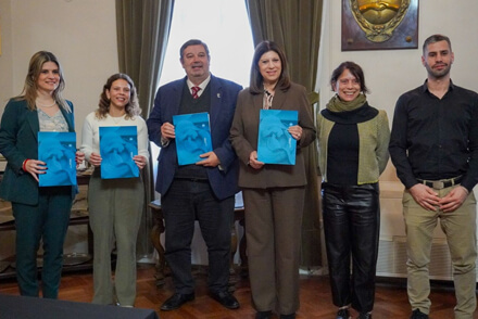 Diputada Charo Mancini junto a directivos de la UNL durante la firma del convenio CreArte Litoral 2025.