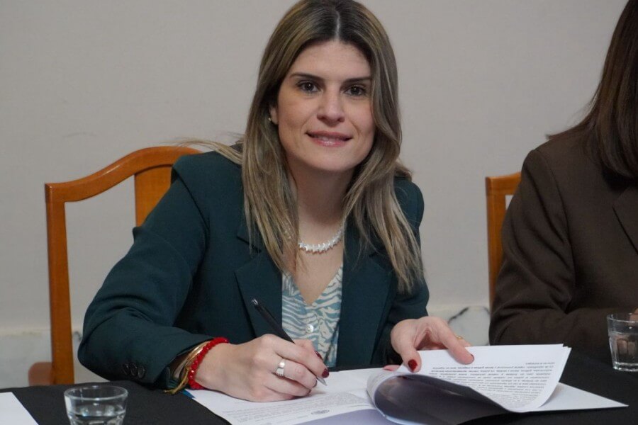 La diputada Mancini firmando convenio con UNL para CreArte Litoral 2025 en el norte santafesino