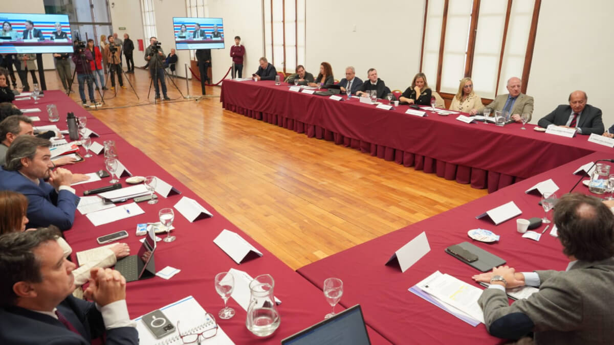 Integrantes y representantes judiciales en la segunda audiencia temática de la Comisión de Poder Judicial en Rosario