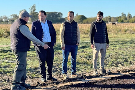 Intendente Cristian Marega recorriendo la obra de ripiado en el Bv. Sarmiento de Villa Ocampo