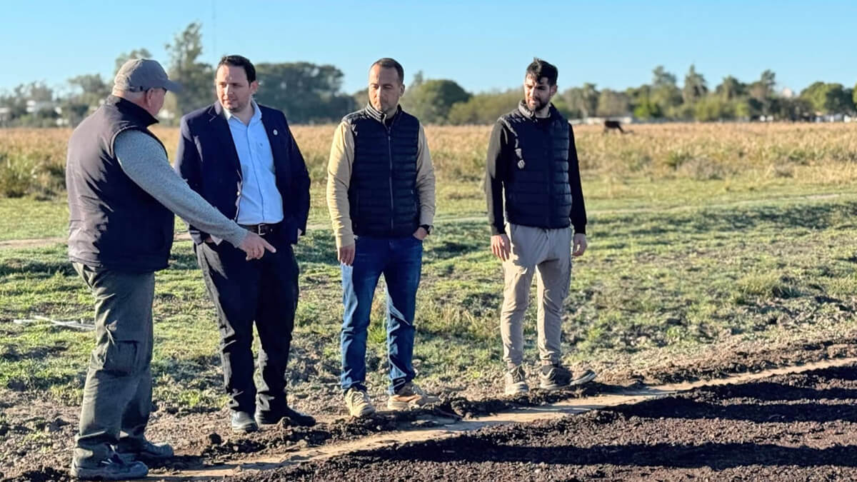 Intendente Cristian Marega recorriendo la obra de ripiado en el Bv. Sarmiento de Villa Ocampo