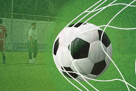 Pelota en la red con fondo de un partido de la liga del Torneo Clausura