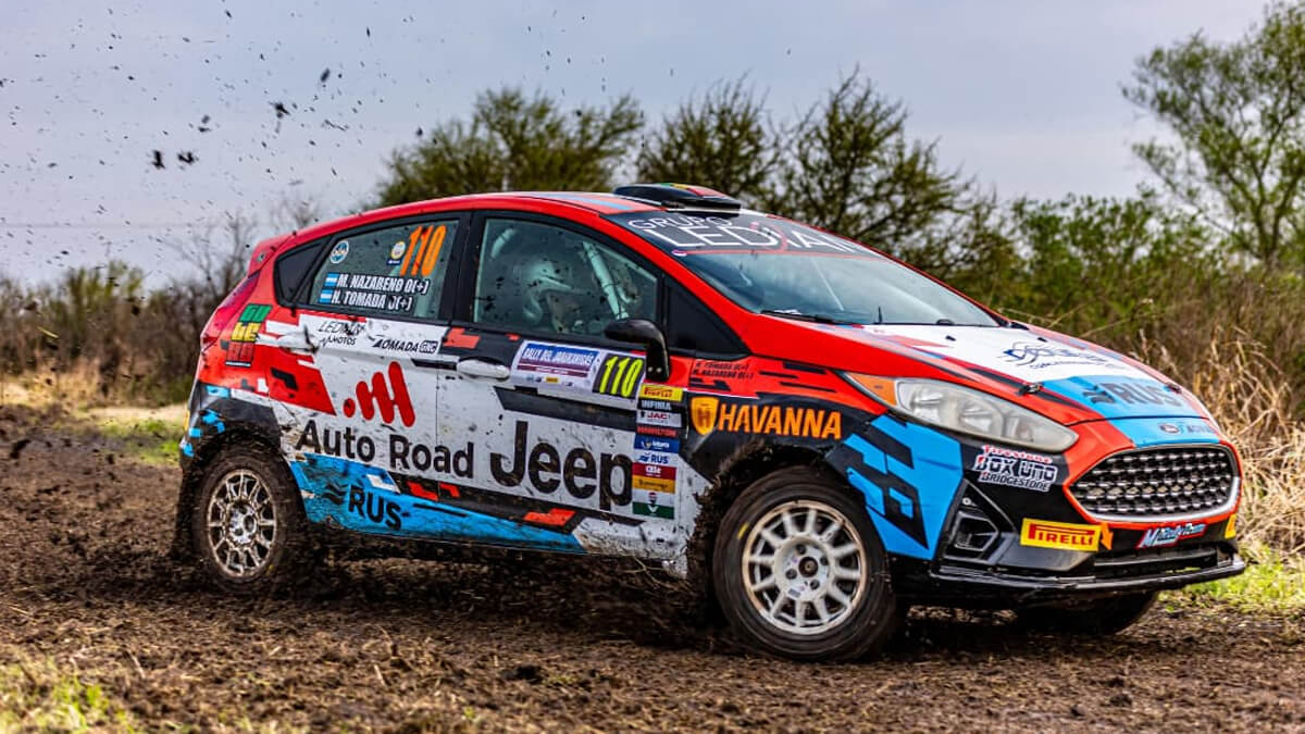 Vehículo del Rally del Jaaukanigás recorriendo el tramo de Avellaneda durante la tercera jornada