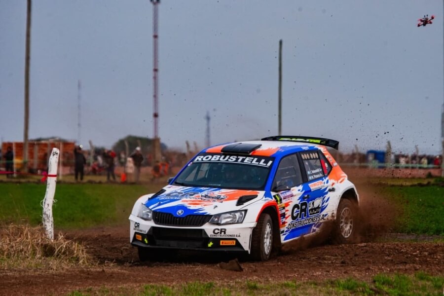 Vehículo del Rally del Jaaukanigás recorriendo el tramo de Avellaneda durante la tercera jornada