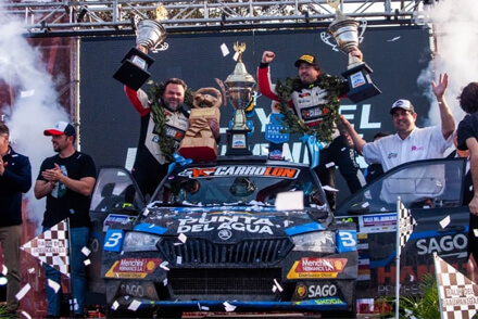 Miguel Baldoni festejando su victoria en el podio final del Rally del Jaaukanigás 2025 en Reconquista