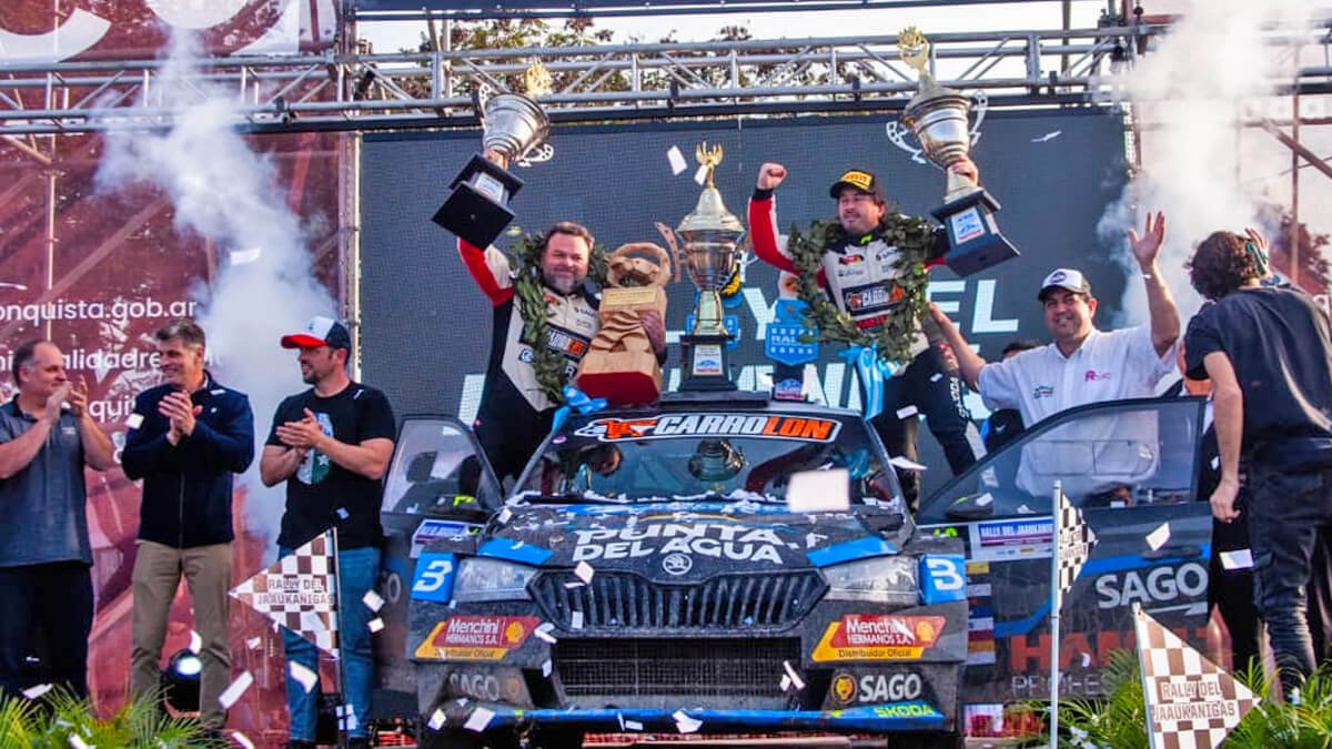 Miguel Baldoni festejando su victoria en el podio final del Rally del Jaaukanigás 2025 en Reconquista