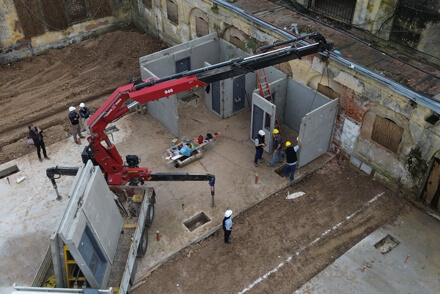 Obras de montaje de los nuevos pabellones de aislamiento en la Cárcel de Coronda