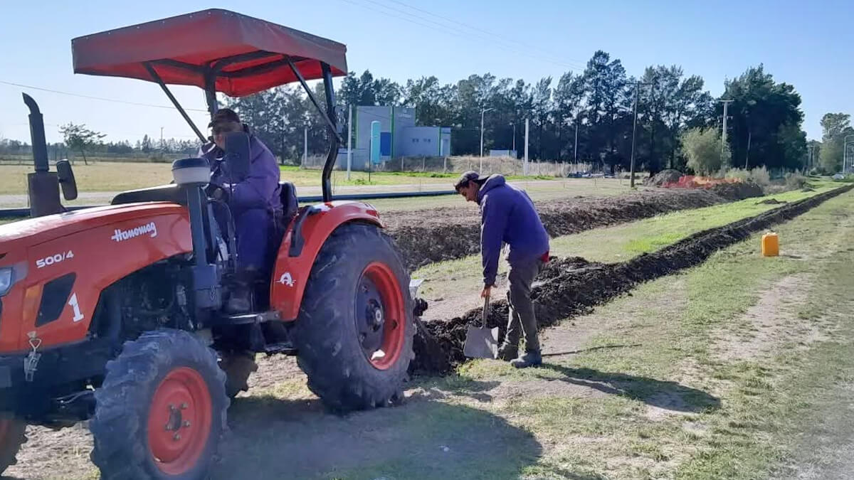 Empleados comunales realizan trabajos para instalar nuevas luminarias LED sobre la Ruta 40 en La Potasa, Nicanor Molinas.