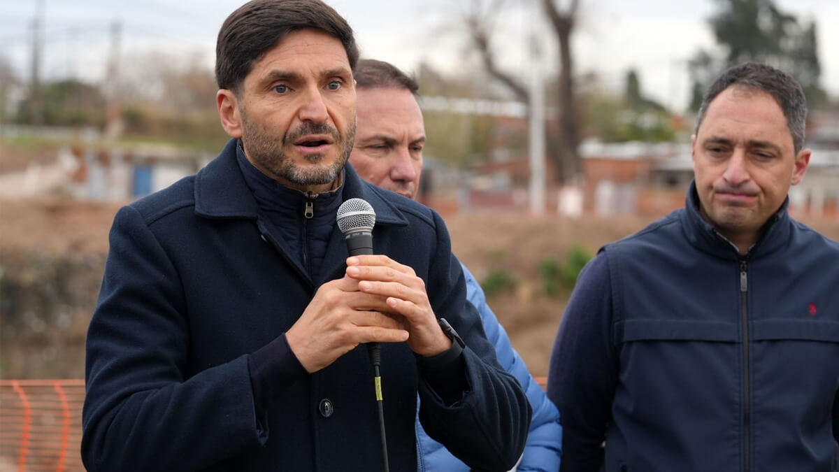 Gobernador Maximiliano Pullaro dejando su mensaje durante la recorrida de obras en la cascada del Arroyo Saladillo, Rosario.